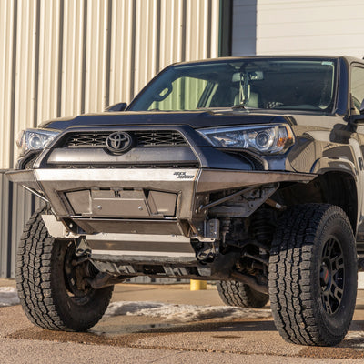 Toyota 4Runner with the plate version of the C4 Rock Runner bumper.